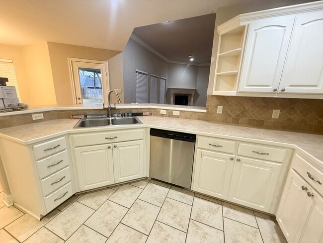 Building Photo - 4 bedroom near South Tyler!