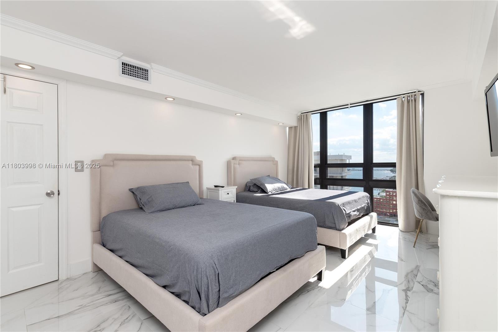 Building Photo - 1450 Brickell Bay Dr