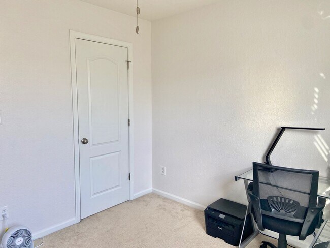Building Photo - 4BD/3.5BA Gorgeous End Unit Townhouse with...