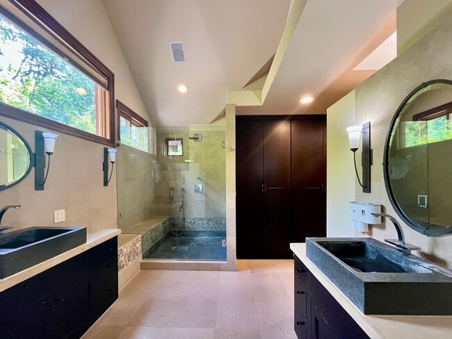 Building Photo - Luxury Estate Retreat in the Heart of Samm...