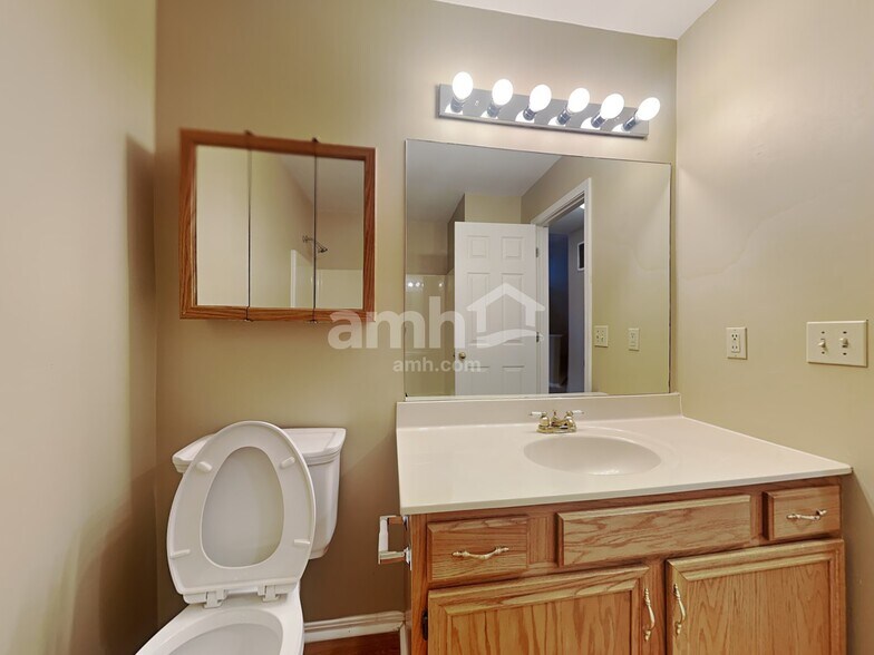 Building Photo - 7301 Blackstone Dr