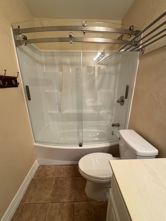 Building Photo - Spacious 4bdm 2Ba Tempe Home with New Kitchen and a Pool!