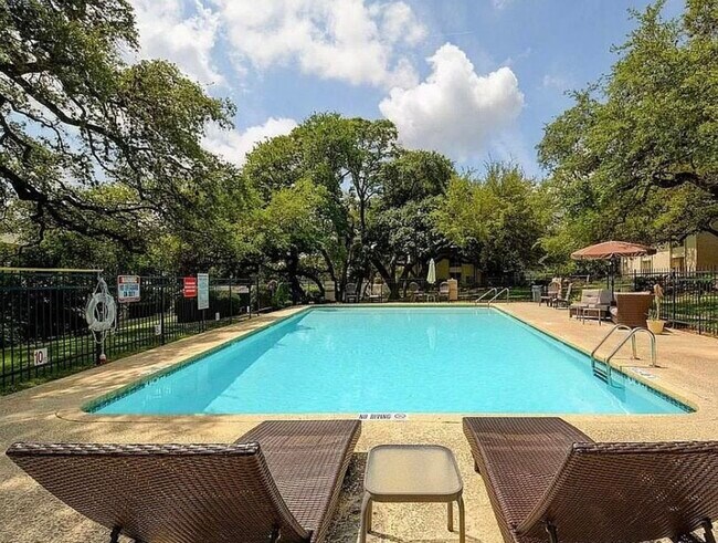 Building Photo - 5326 Balcones Dr