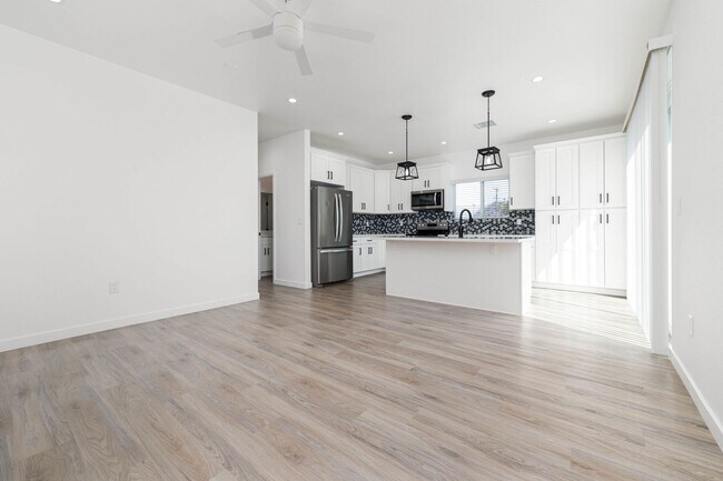 Building Photo - 4bd/2ba home with AC, off street parking and private yard!