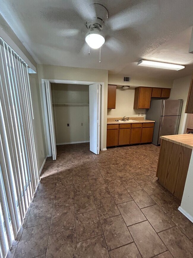 Building Photo - 2209 S Hartford Cove