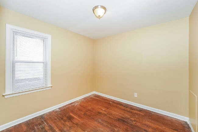 Building Photo - 3989 E 177th St