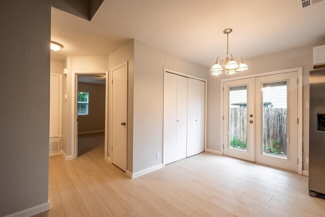 Building Photo - 8708 Pineridge Dr
