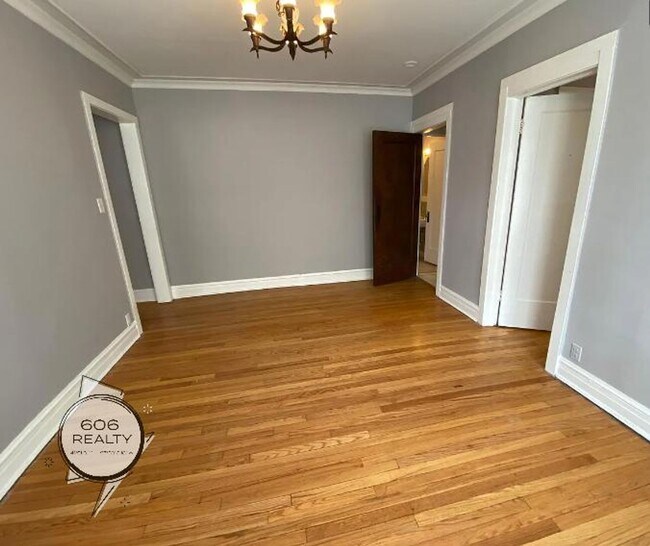 Building Photo - East Albany Park Apts for Rent!
