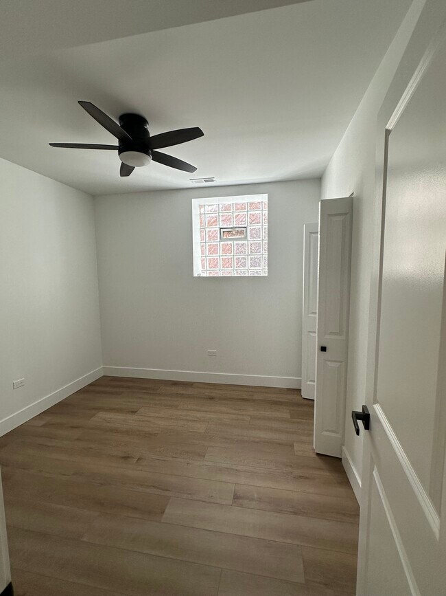 Building Photo - Tomas