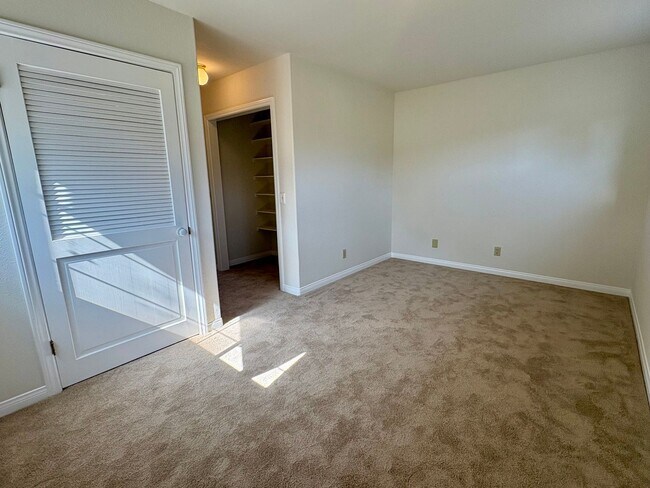 Building Photo - Single Family Home in Oak View!