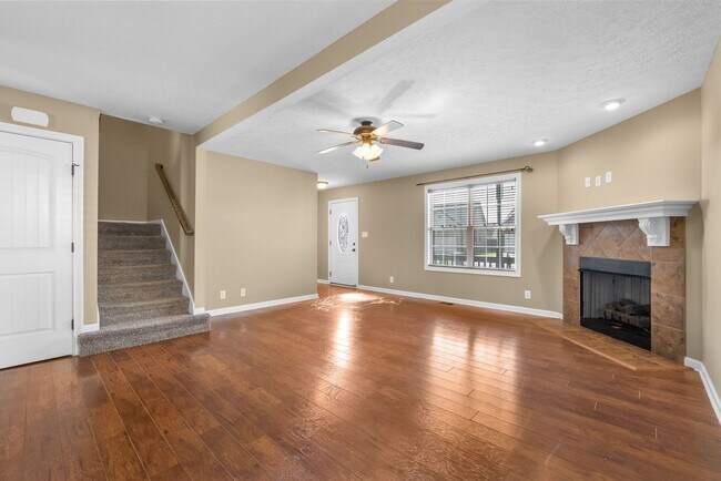 Building Photo - Large, Nice home close to Fort Campbell an...