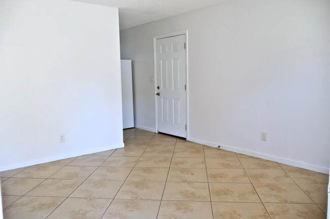 Building Photo - "Charming 3-Bed Home in Mary Esther!"