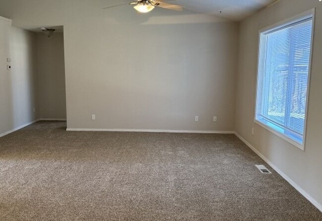 Building Photo - 3Bd/2Ba Single Story Home - Available to View!