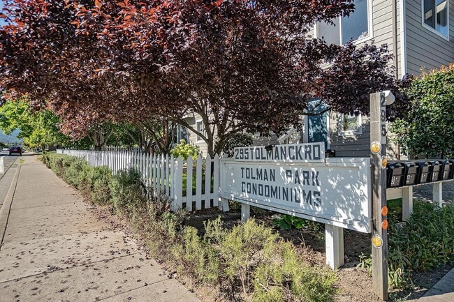 Building Photo - Unfurnished Two bedroom, Two bath Ground Floor Townhouse | Available June