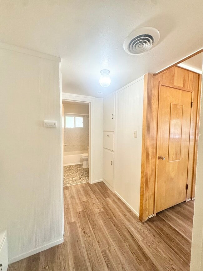 Building Photo - Single-story, spacious 2 bed condo, 1 bath...