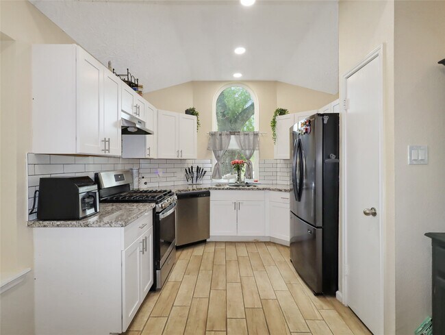 Building Photo - 5622 Lycomb Dr