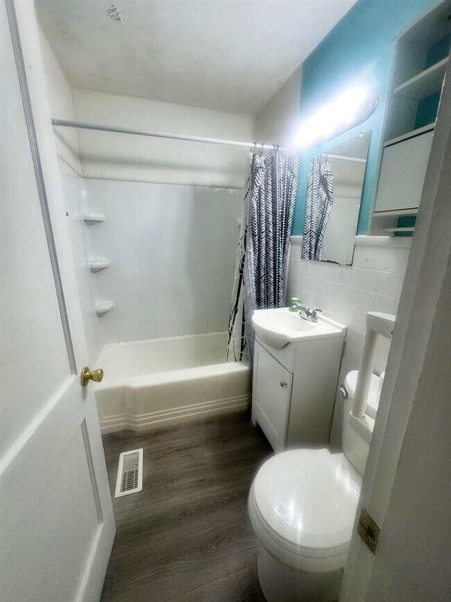 Building Photo - 1407 Greenwood Alley