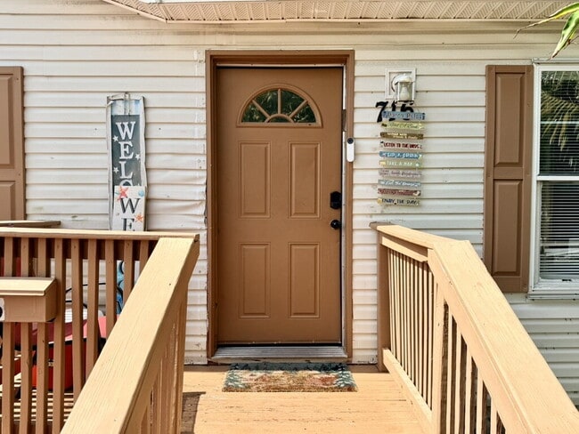 Building Photo - "Charming 1-Bedroom for Rent, Oasis in Vibrant West Palm Beach – Your Ideal Urban Retreat!"