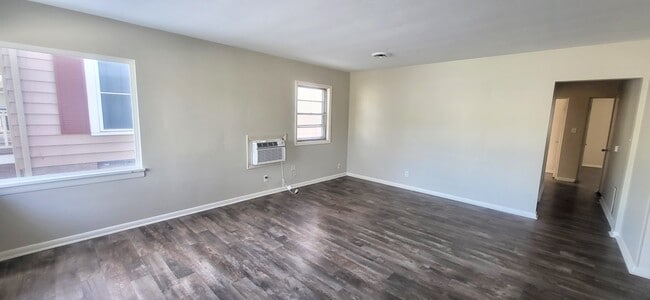 Building Photo - 1127 Pemberton Dr