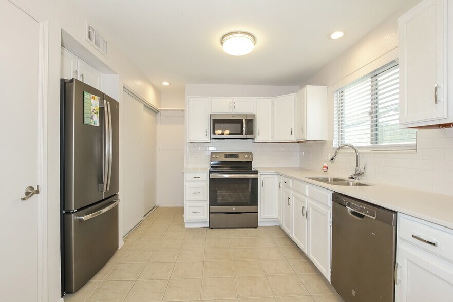 Building Photo - 4758 W Escuda Dr