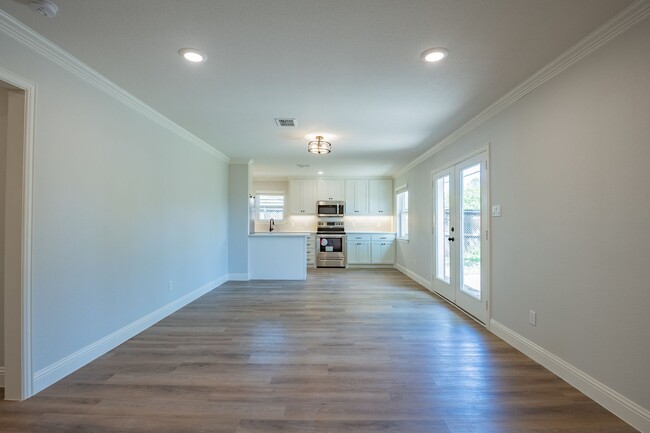 Building Photo - AVAILABLE NOW! GORGEOUS 4 BEDROOM HOME LOC...