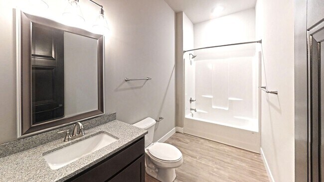 Interior Photo - 122 W Hill St
