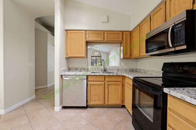 Building Photo - Charming Gilbert Home with Spacious Living & Prime Location