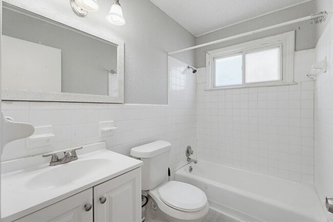 Building Photo - 14921 Myola Ave