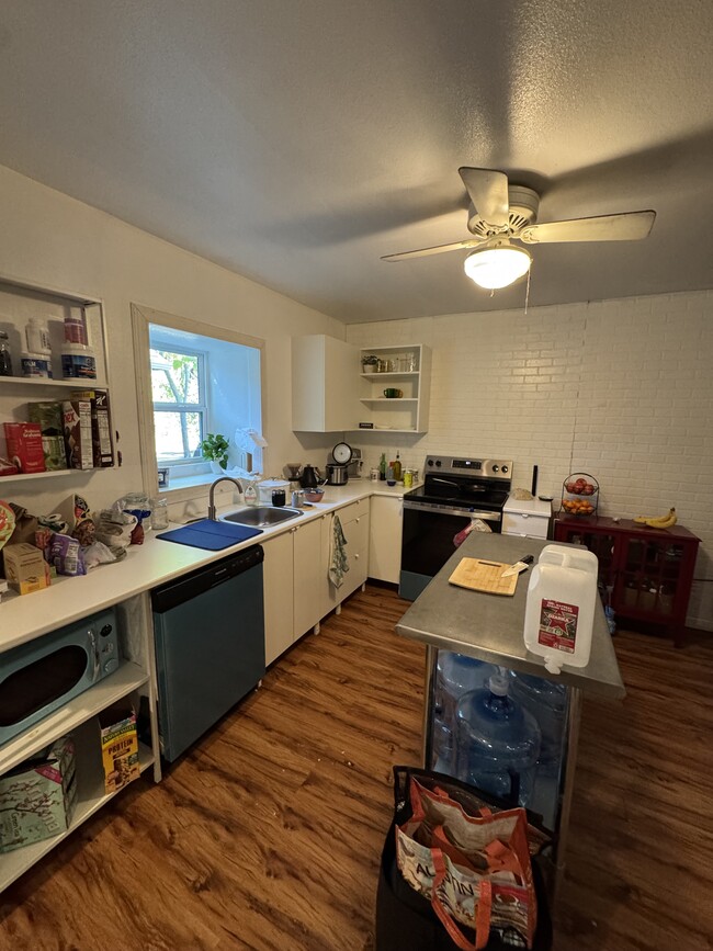 kitchen - 145 S Maxwell Creek Rd