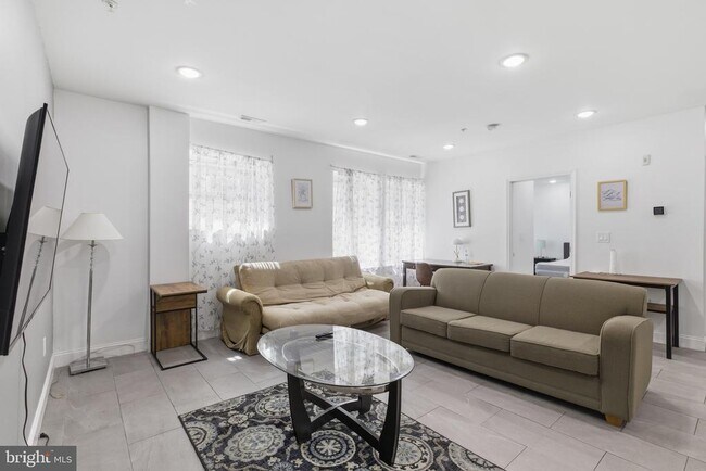 Building Photo - 925 N Broad St