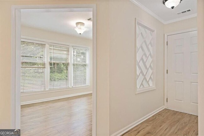 Building Photo - 911 Hollyfax Cir NE