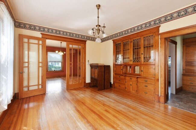 Building Photo - 1305 8th St