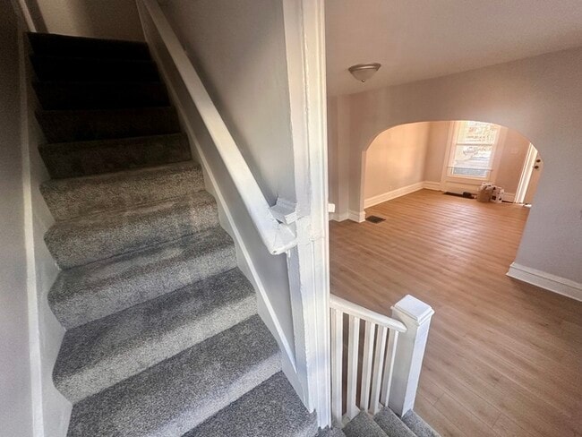 Building Photo - 325 N Gladstone Ave