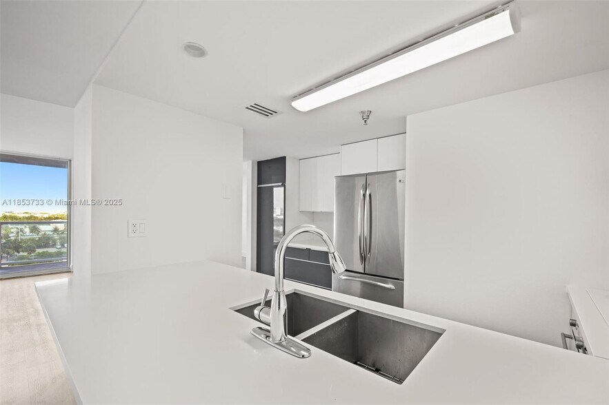 Building Photo - 650 West Ave