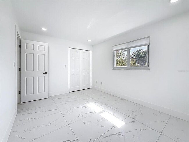 Building Photo - 1900 Sandpiper Dr