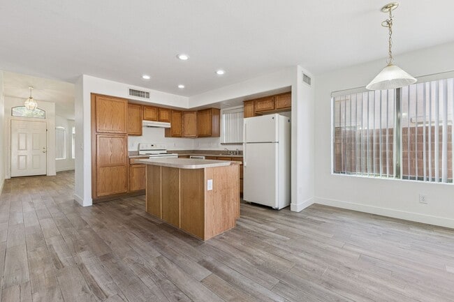 Building Photo - Spacious 2 Story 4 Bedroom 2.5 Bath Home L...