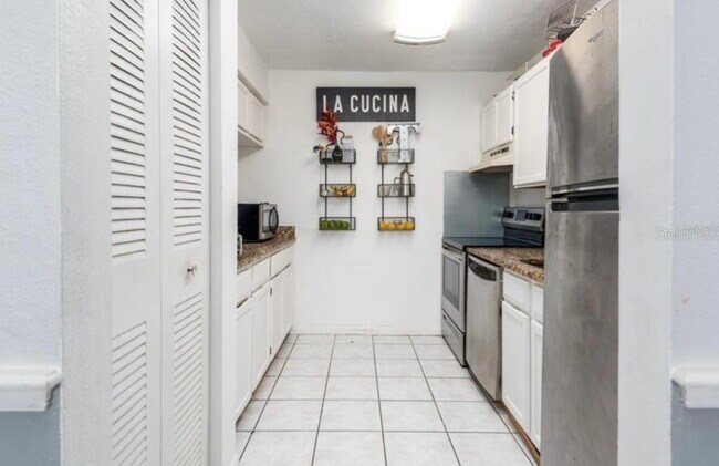 Building Photo - "Charming 2-Bed Townhouse with Modern Comforts in Orlando's Heart"