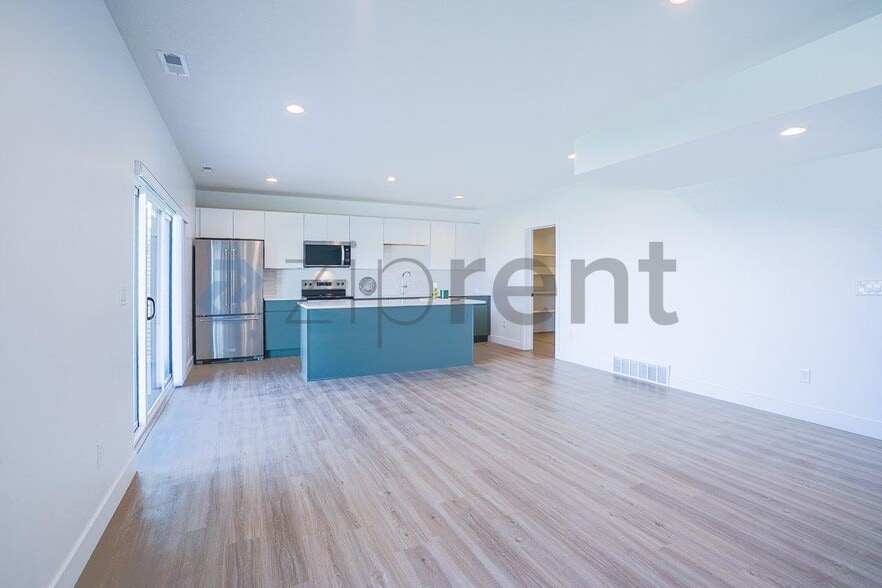 Building Photo - Unit B