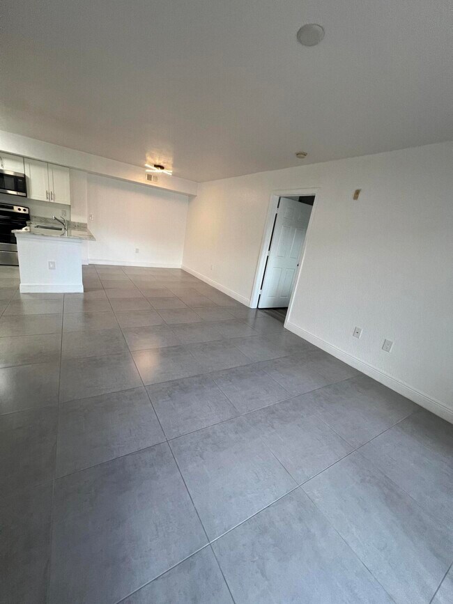 Building Photo - 191 SW Palm Dr