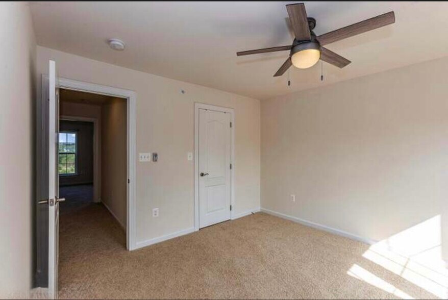 Building Photo - 7440 Riding Meadow Way
