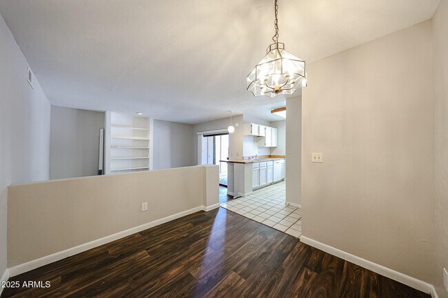 Building Photo - 747 S Ext Rd