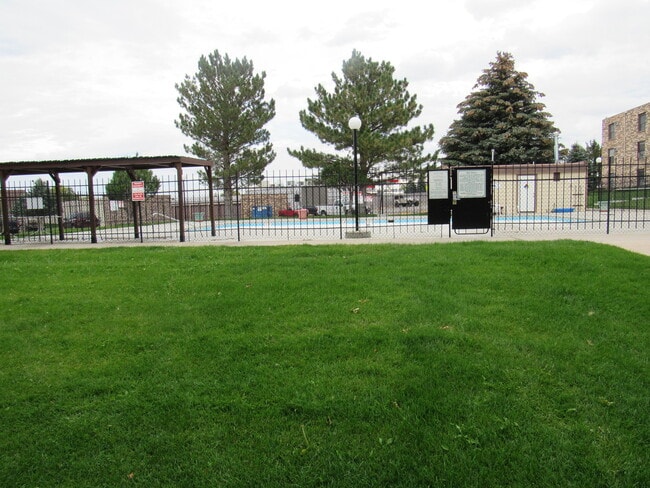 Building Photo - 1 Bedroom Condo Overlooking the Green Belt
