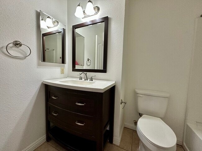 Building Photo - Charming 2 bedroom 2 bathroom home located in south Sacramento!