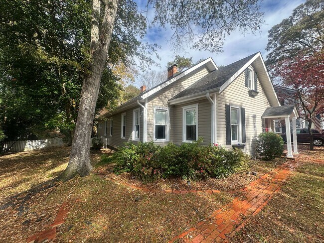 Building Photo - Gorgeous 3 Bed 2 Bath Haymount Home