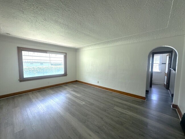 Building Photo - FOR RENT- Large Home with Fenced in Yard n...