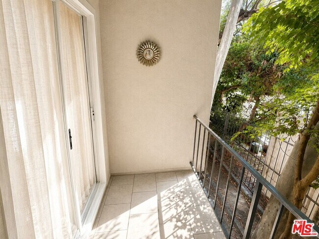 Building Photo - 5870 Green Valley Cir