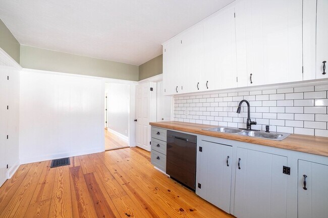 Building Photo - 5 Maple Ave