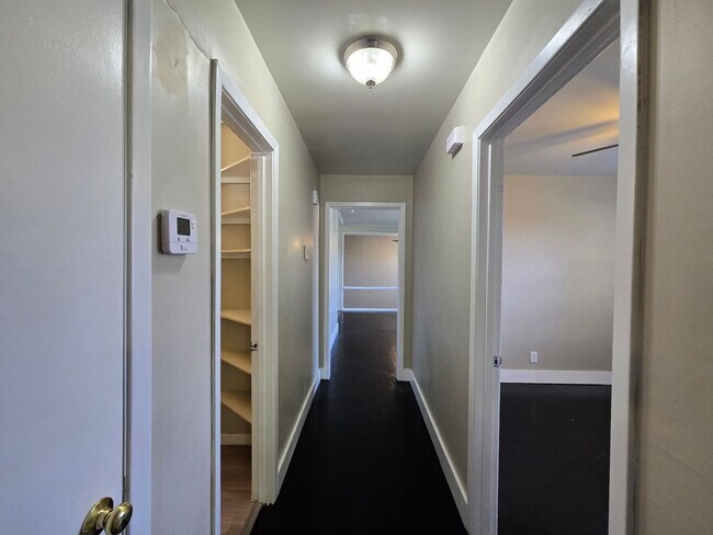 Building Photo - 208 W Anderson Ave