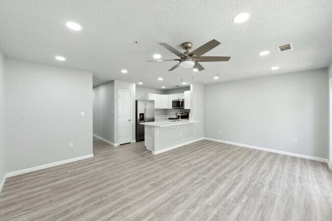 Building Photo - Charming 3-Bed, 2-Bath Townhome!
