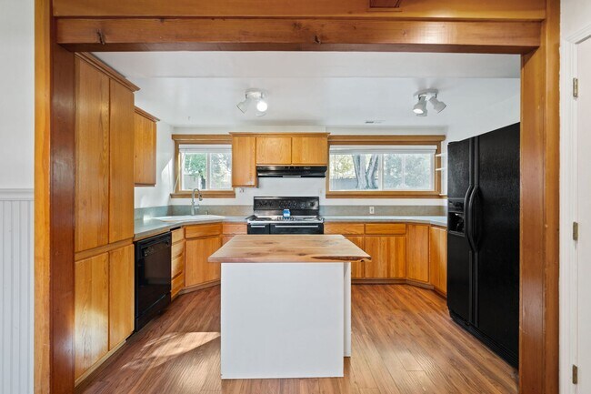 Building Photo - 9394 SE Mason Cir